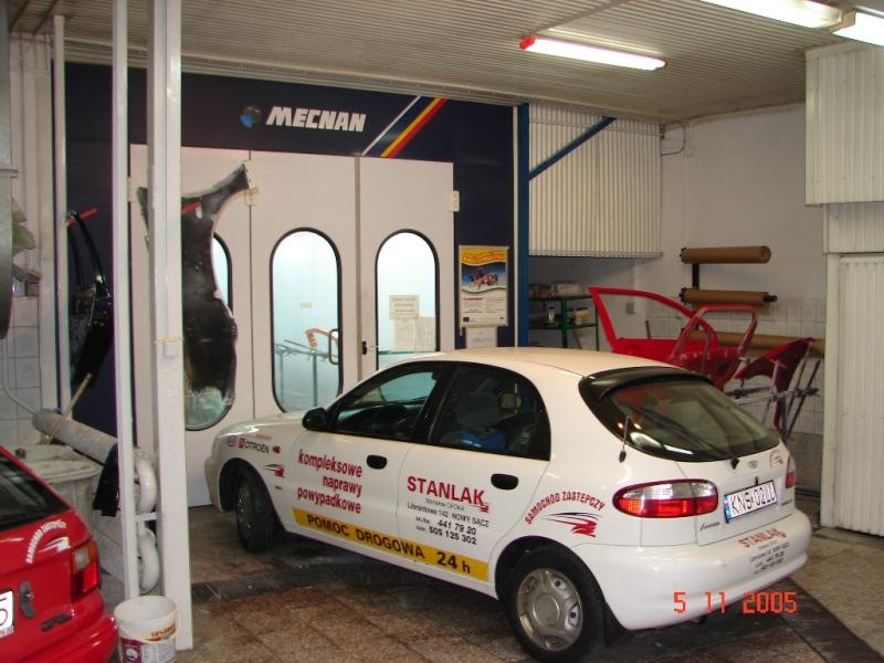 1 z 10 samochodów zastępczych przed kabiną włoską kabiną lakierniczą MECNAN