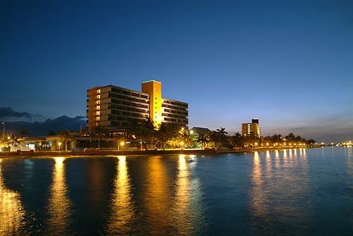 widok na hotel od strony morza nocą