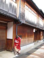  w starej dzielnicy Kanazawy slynacej z japonskich slodyczy mozna tez spotkac damy w kimonach 
