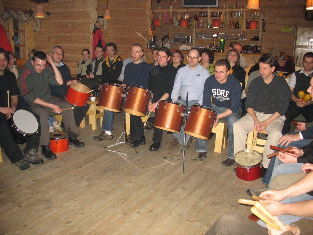 Impreza integracyjna z instrumentami perkusyjnymi