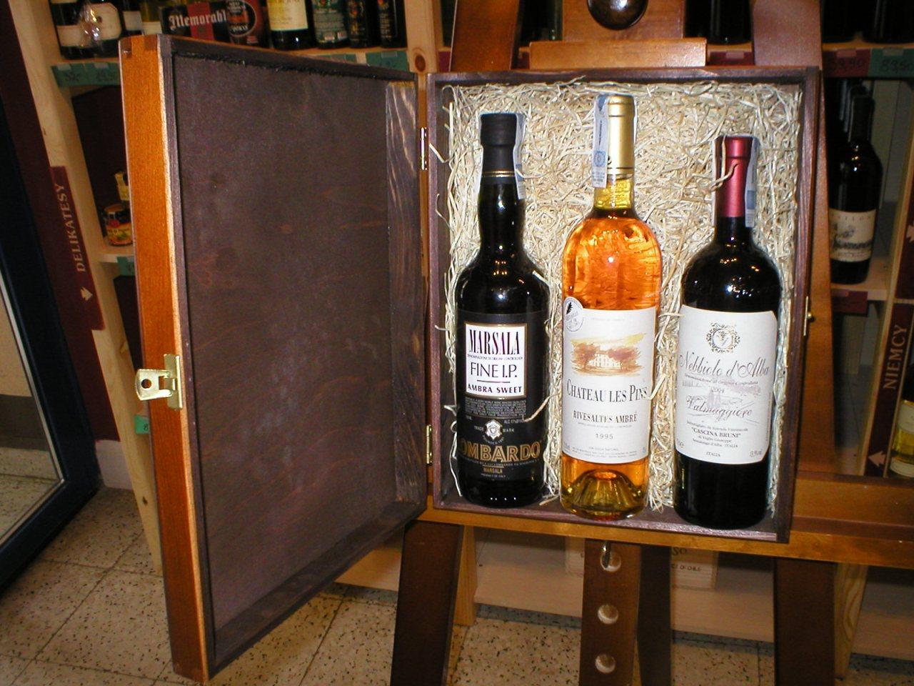 Przykładowy zestaw prezentowy: 3 wina w skrzynce drewnianej lakierowanej.