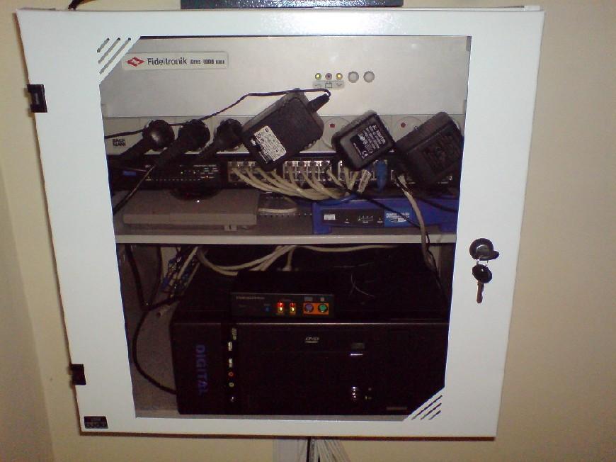 duża skrzynia sieciowa: monitoring, LAN, WiFi, UPS, Tel.