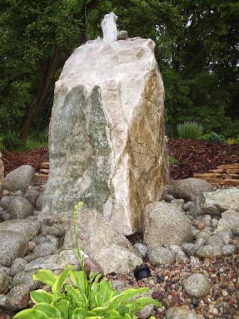kamień w ogrodzie