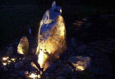 podświetlony kamień w ogrodzie