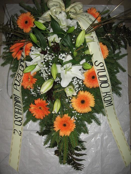 Wiązanka z naturalnych kwiatów: gerber, oraz lilii.Cena: 100zł.