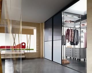Drzwi przesuwne w prosty i funkcjonalny sposób wydzielają przestrzeń na garderobę