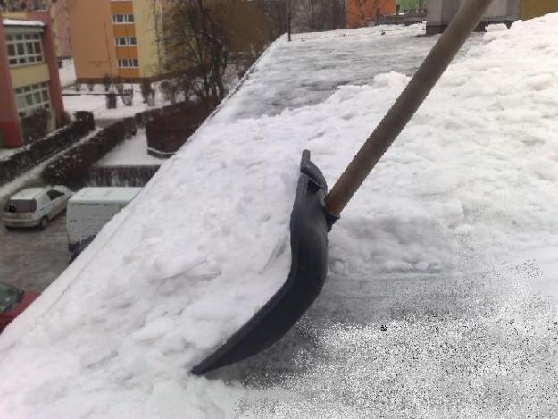 Usuwanie śniegu z dachu