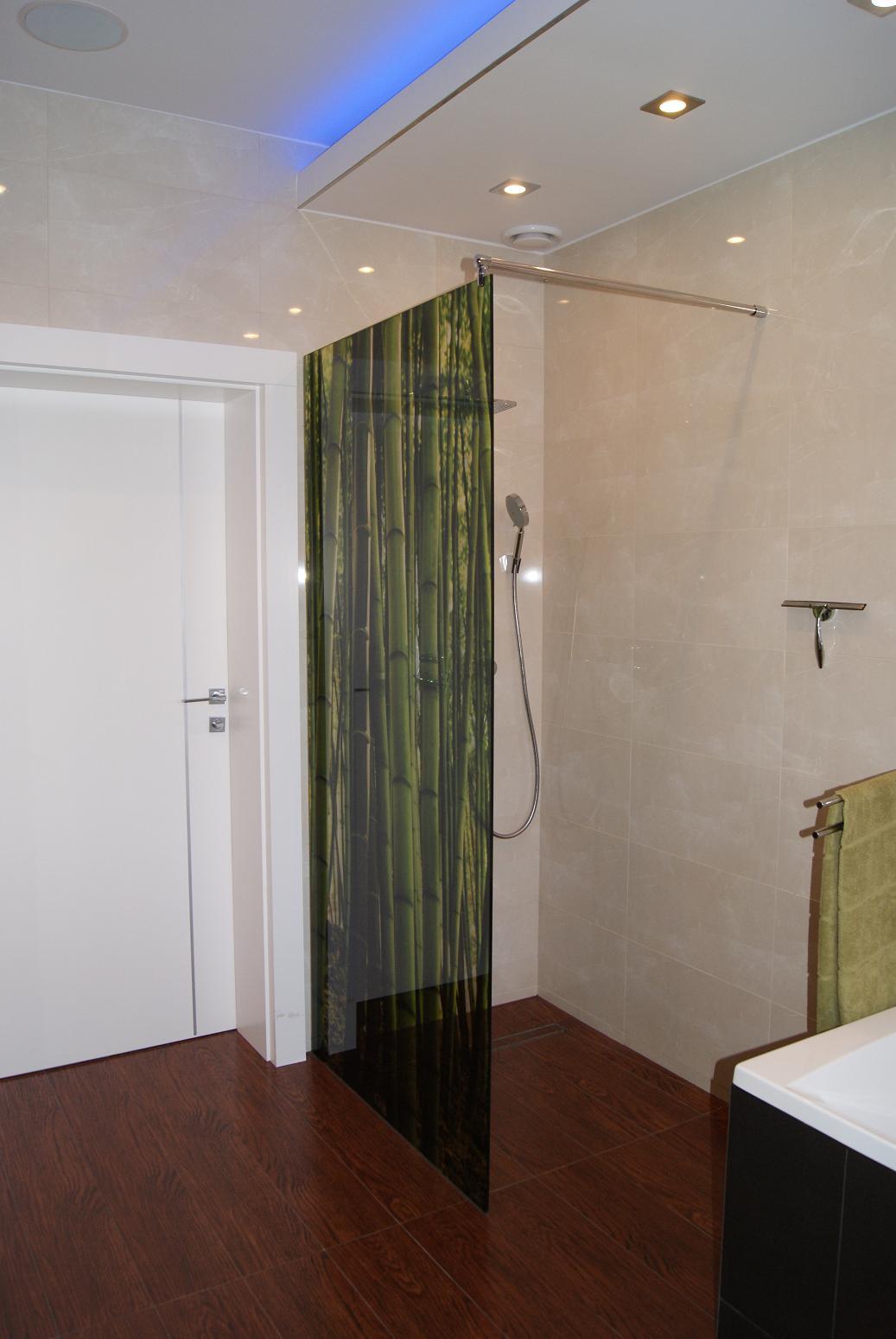 Szklana ścianka prysznica - szyba laminowana z wzorem - bambusy