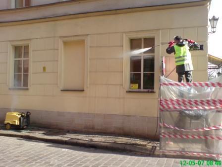 Mycie ściany pokrytej farbą, Hotel Prima, Wrocław