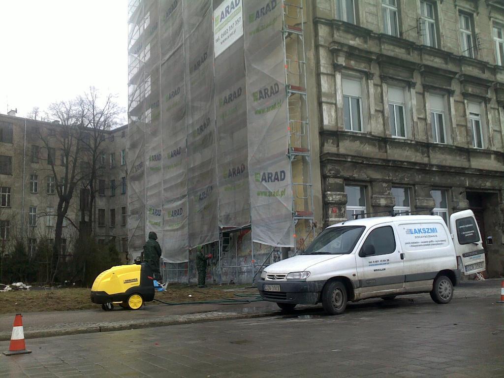 Mycie ściany, przygotowanie pod reklamę Przeglądu Piosenki Aktorskiej we Wrocławiu