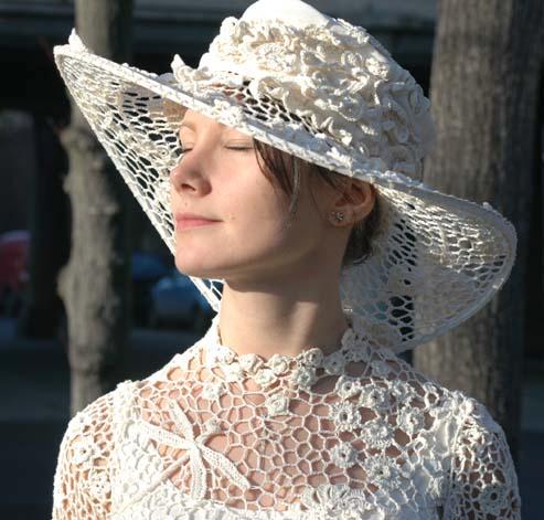 Szydełkowa, koronkowa suknia ślubna z kapeluszem.