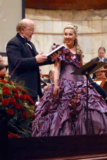Suknia koncertowa z tafty, ozdobiona orchideami. Uszyta dla pani Renaty Dobosz - mezzosopran.