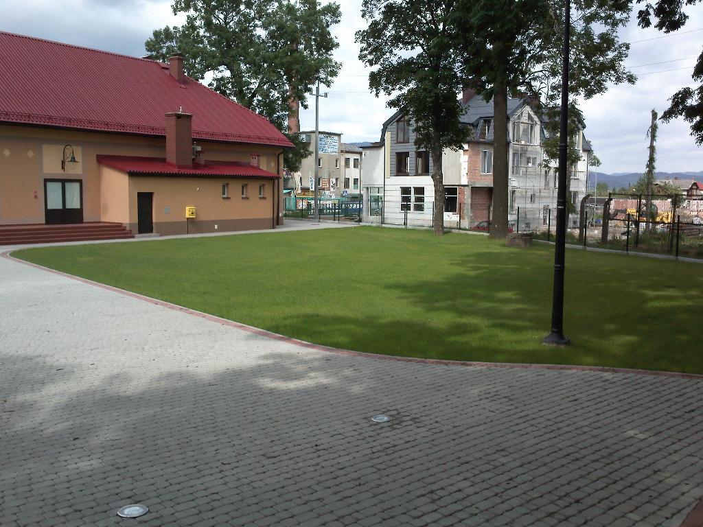 Trawnik zrobiony przez naszą firmę przy Gminnym Ośrodku kultury w Buczkowicach