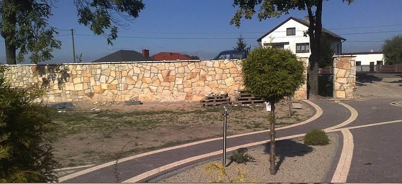 Ogrodzenie z kamienia, mur z piaskowca, piaskowiec dzikówka