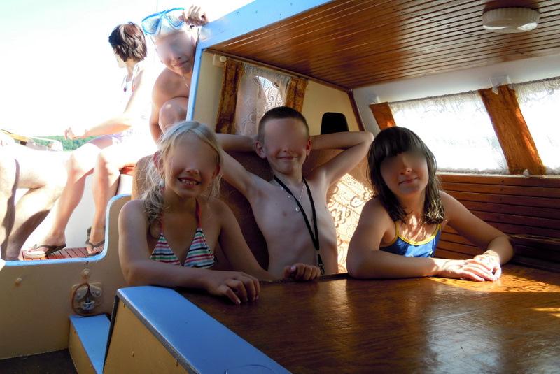 dzieci przy stoliku w kabinie jachtu
