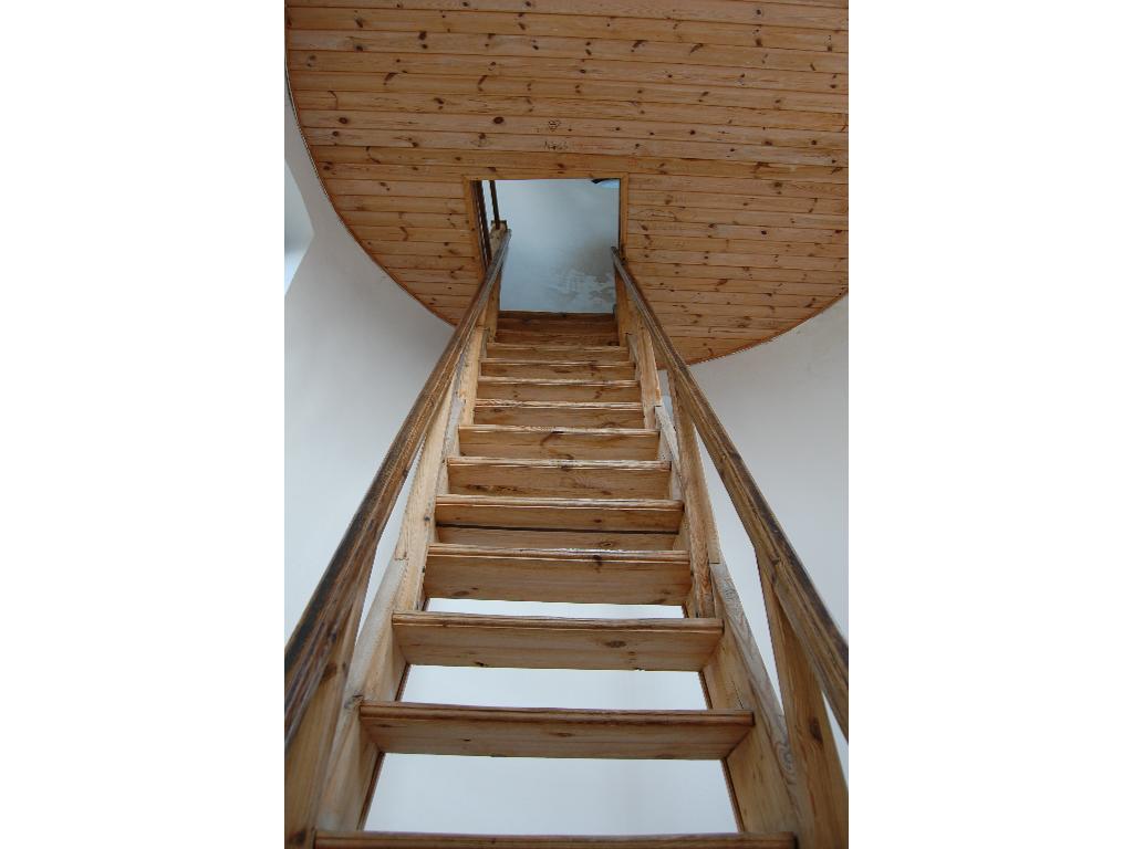 Podłogi i schody drewniane parkiety listwy  