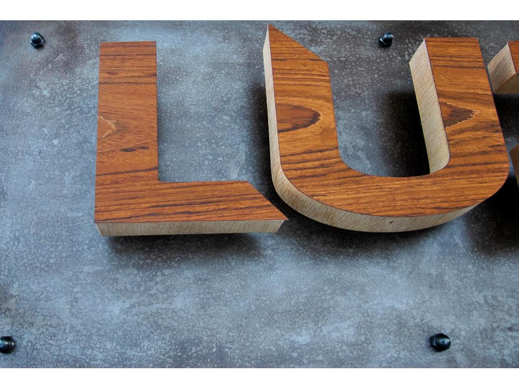 Przestrzenne litery z drewna 3D led