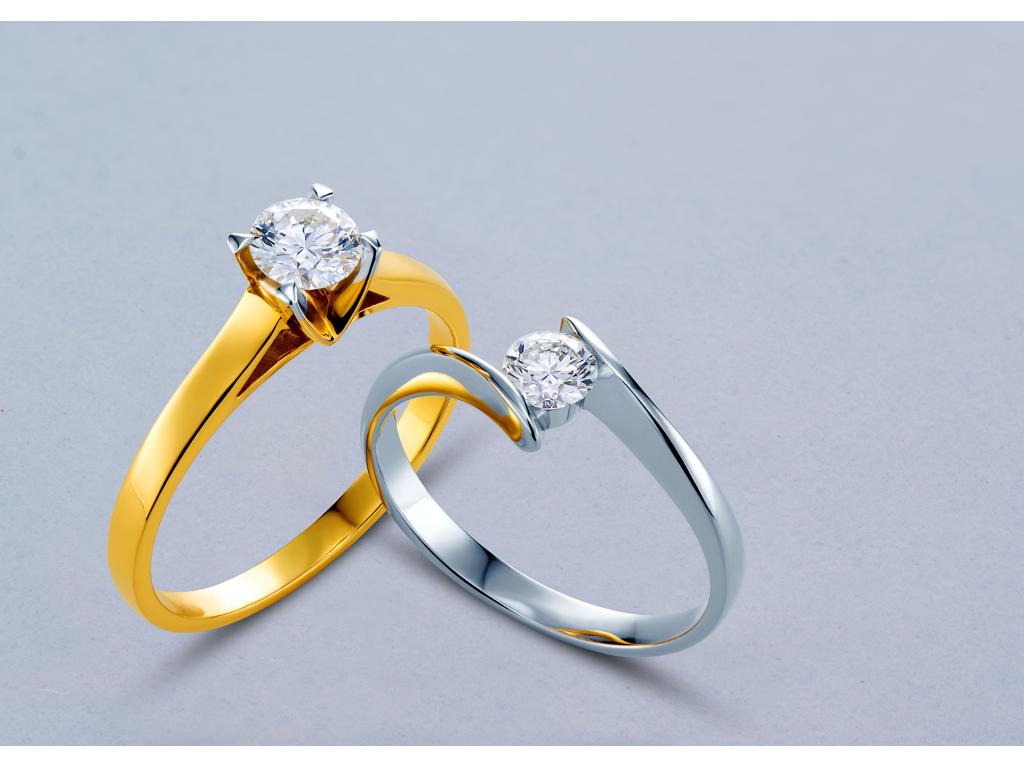 Zdjęcie reklamowe złotych pierścionków z diamentami