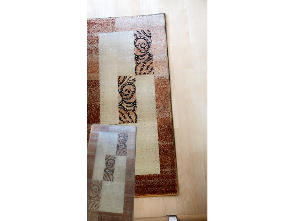 Zdjęcie przedstawia zabrudzony dywan (przed-po)