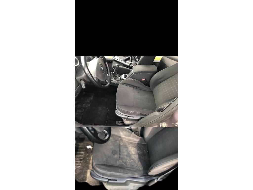 Zdjęcie przedstawia fotele i podłogę w samochodzie (przed-po