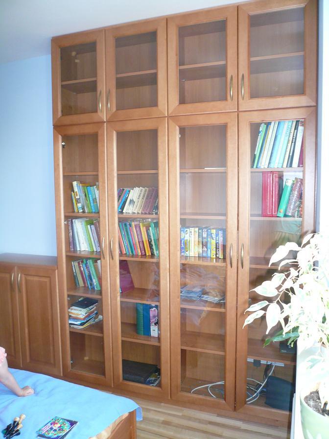 Biblioteka z drzwiami uchylnymi. Rama drzwi fornir - Olcha, wypełnienie szkło bezbarwne 