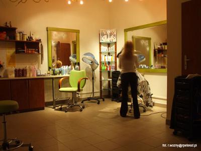 W salonie fryzjerskim - kliknij, aby powiększyć