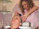 W salonie fryzjerskim - mycie włosów