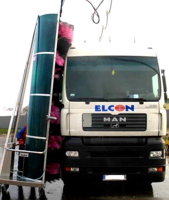 Mycie samochodu ciężarowego mobilną szczotką myjącą