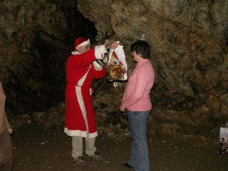 Mikołaj w jaskini dla dzieci