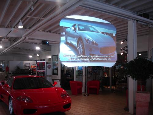 Ekran sPOTsCREEN w salonie Maserati 