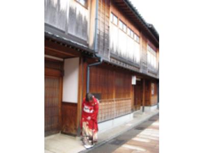  w starej dzielnicy Kanazawy slynacej z japonskich slodyczy mozna tez spotkac damy w kimonach  - kliknij, aby powiększyć