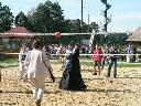 Siostra zakonna bierze udział w meczu piłki plazowej w Malibu koło Lublina