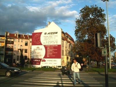Reklama malowana na szyldach i fasadach