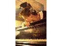 Młoda Pianistka  -  Nauka gry na fortepianie