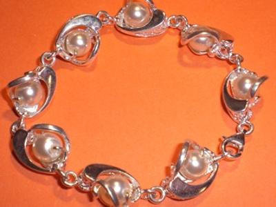 Bransoletka srebrna Perła - perełki osadzone są w projekcie otwartej muszli - kliknij, aby powiększyć