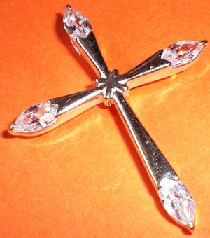 Srebrny Krzyżyk Biały - bardzo elegancki,w ramionach krzyżyka osadzone podłużne cyrkonie