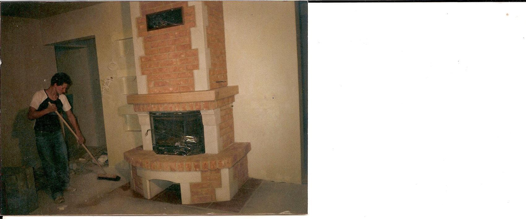 kominek z  cholenderskiej cegły z dodatkiem piaskowca Szczytna