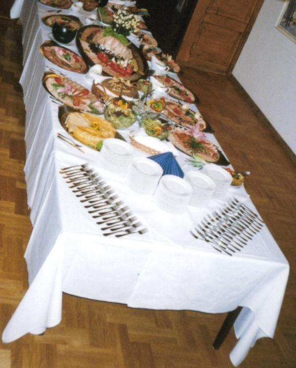 stół przekąskowy