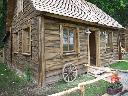 Drewniany domek, w którym można spać na materacach