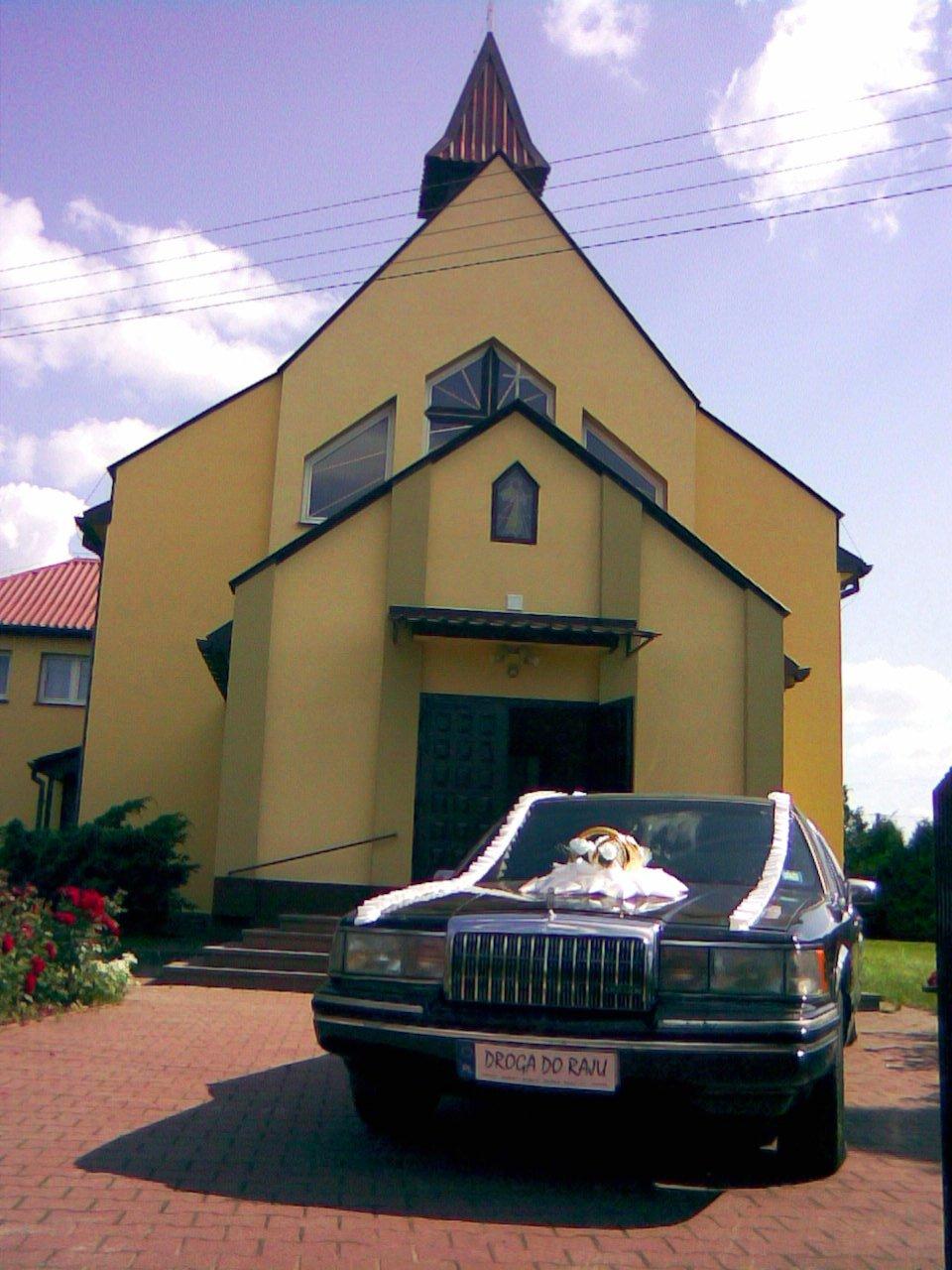 Do Ślubu elegancką limuzyną LINCOLN TownCar