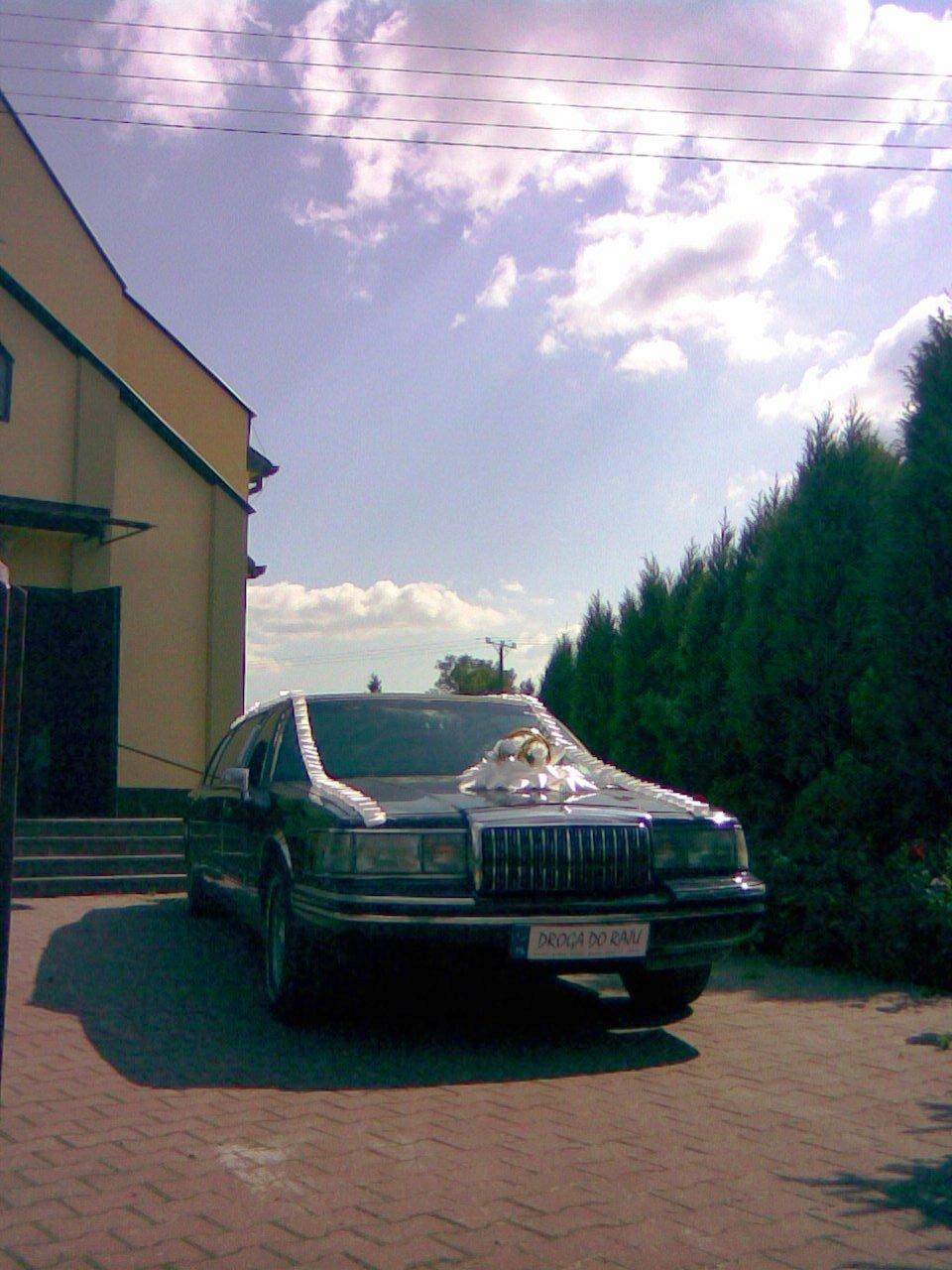 Do Ślubu elegancką limuzyną LINCOLN TownCar