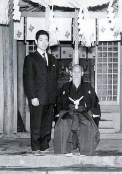 Mistrz Morihei Ueshiba z uczniem Hirikazu Kobayashi