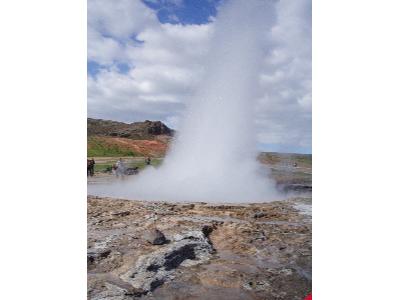 Wybuch islandzkiego gejzera - to siła , precyzja , konsekwencja - kliknij, aby powiększyć