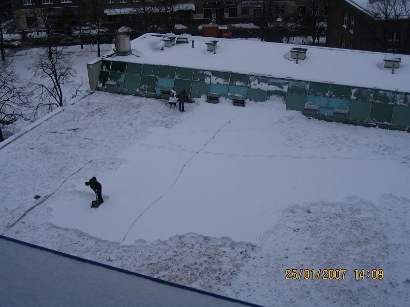 Odśnieżanie budynku basenów przy ul. Polnej