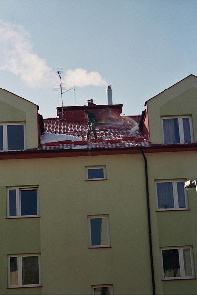 Odśnieżanie bardzo stromego dachu na osiedlu domków wielorodzinnych