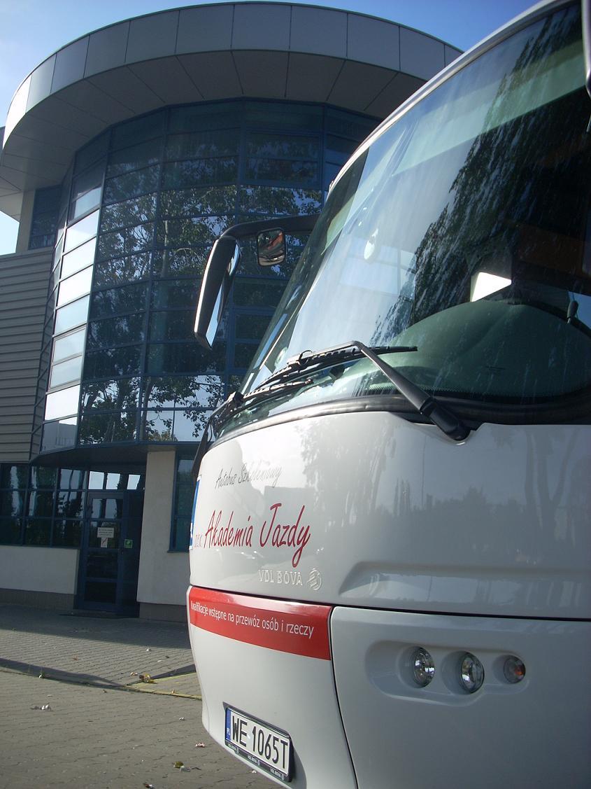 autobus Bova  przed  warszawską siedzibą Akademii Jazdy