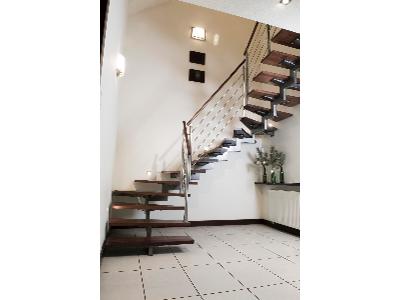 schody ażurowe  zabiegowe - konstrukcja jednobelkowa stalowa, stopnie drewniane - kliknij, aby powiększyć