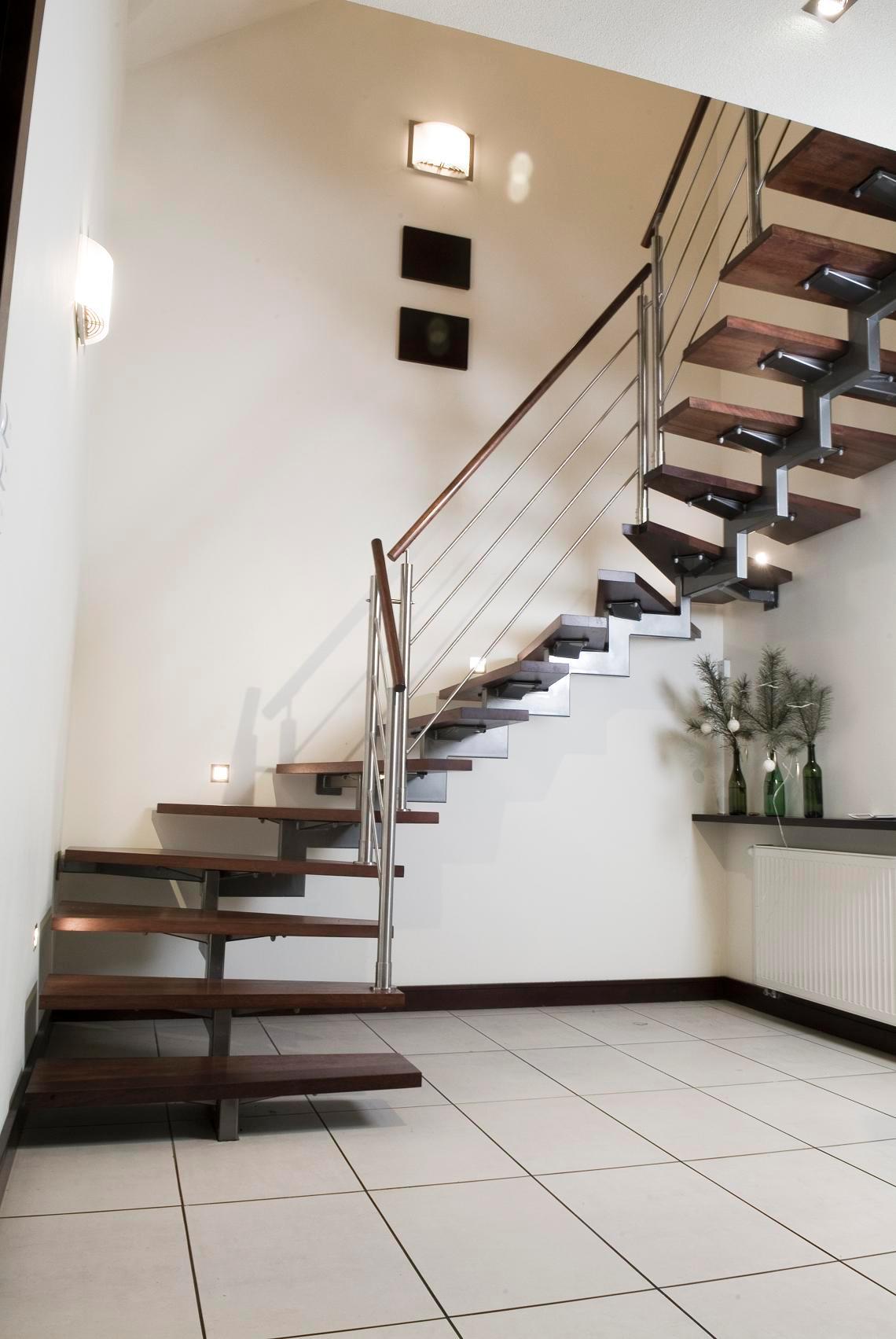 schody ażurowe  zabiegowe - konstrukcja jednobelkowa stalowa, stopnie drewniane