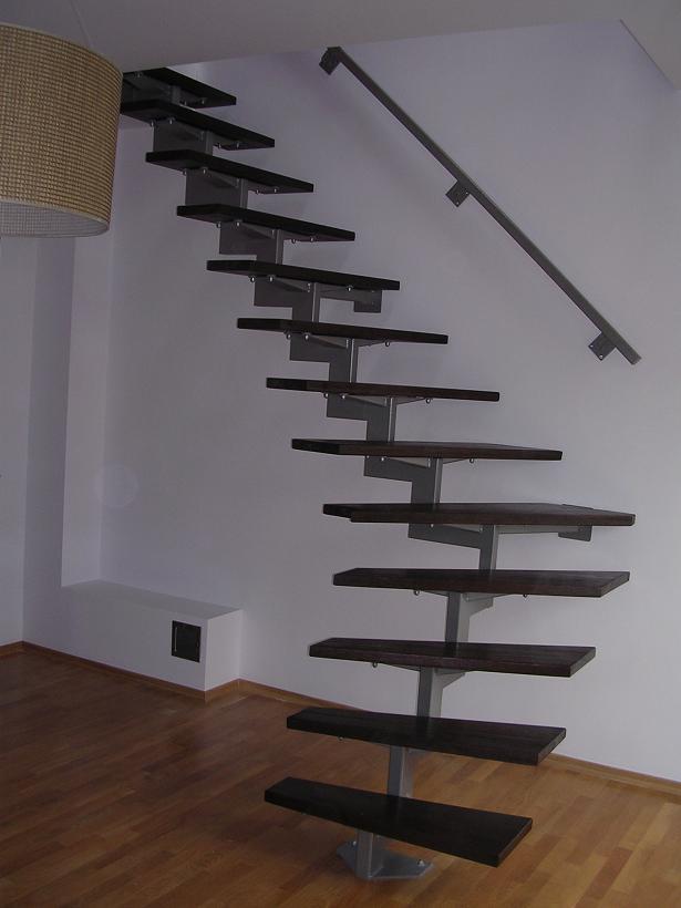 schody zabiegowe - konstrukcja jednobelkowa stalowa, stopnie drewniane
