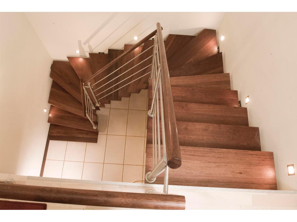 schody zabiegowe - konstrukcja jednobelkowa stalowa, stopnie drewniane
